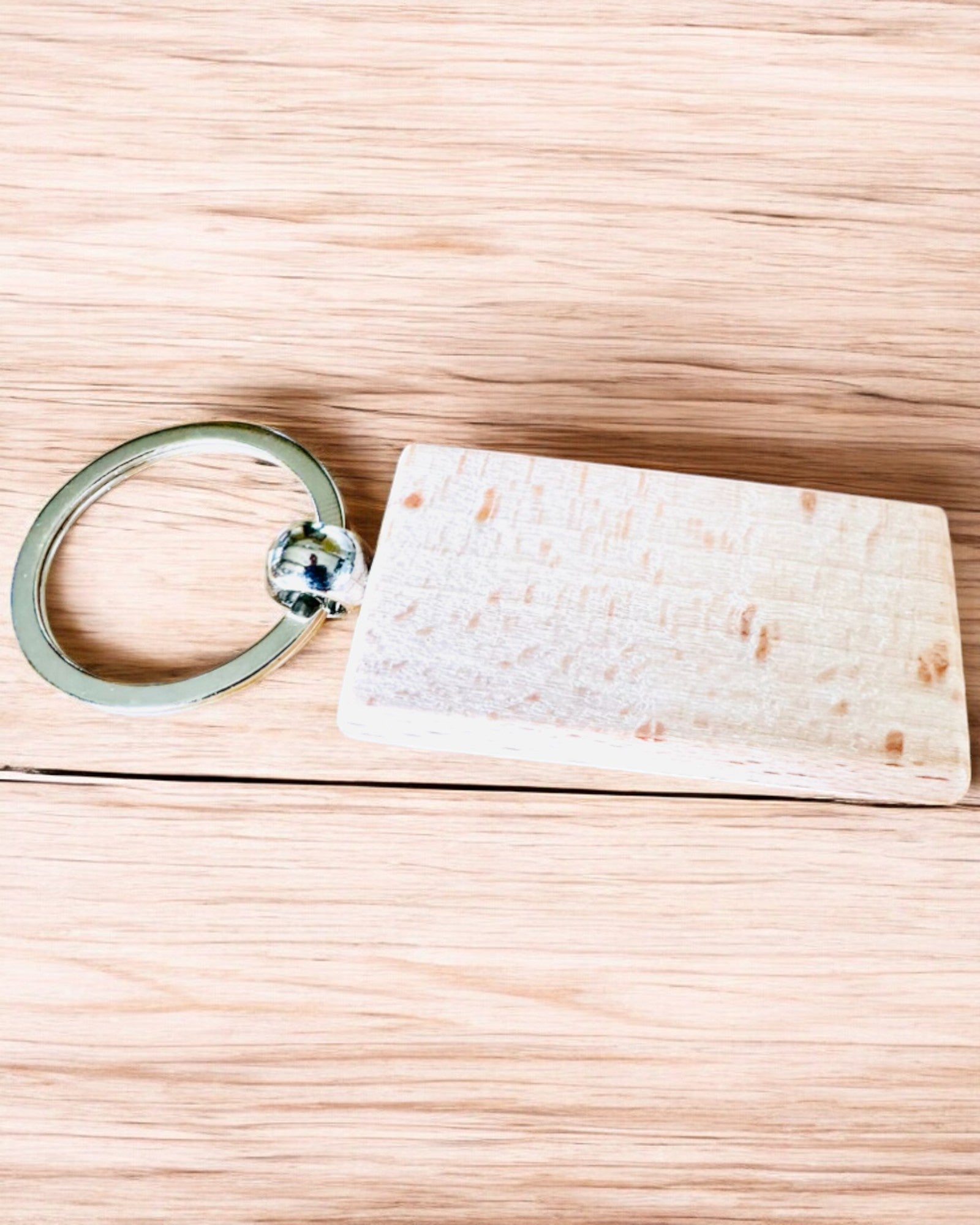 Houten Sleutelhanger met Mogelijkheid tot Personalisatie met Gravure – Perfect als Cadeau