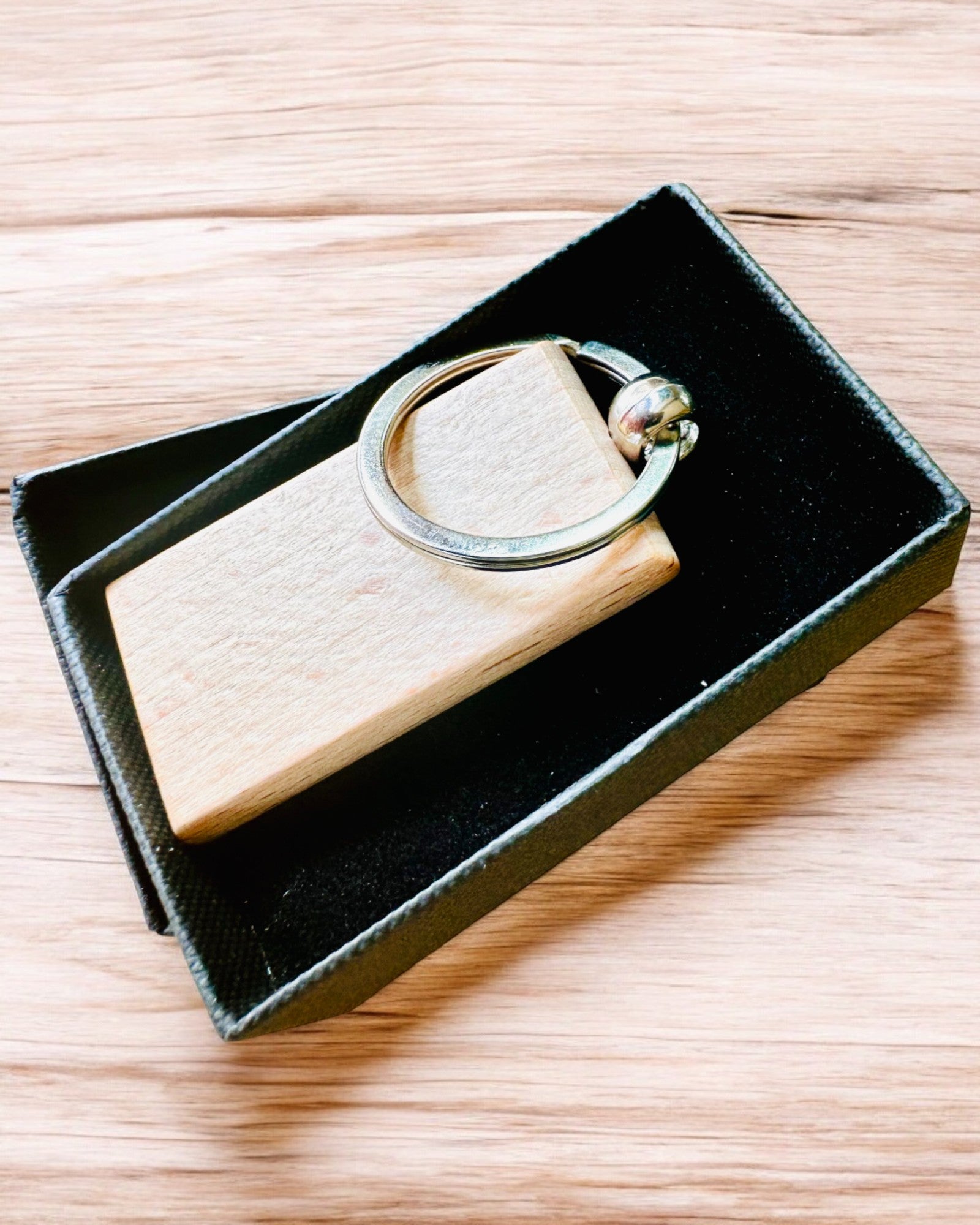 Houten Sleutelhanger met Mogelijkheid tot Personalisatie met Gravure – Perfect als Cadeau