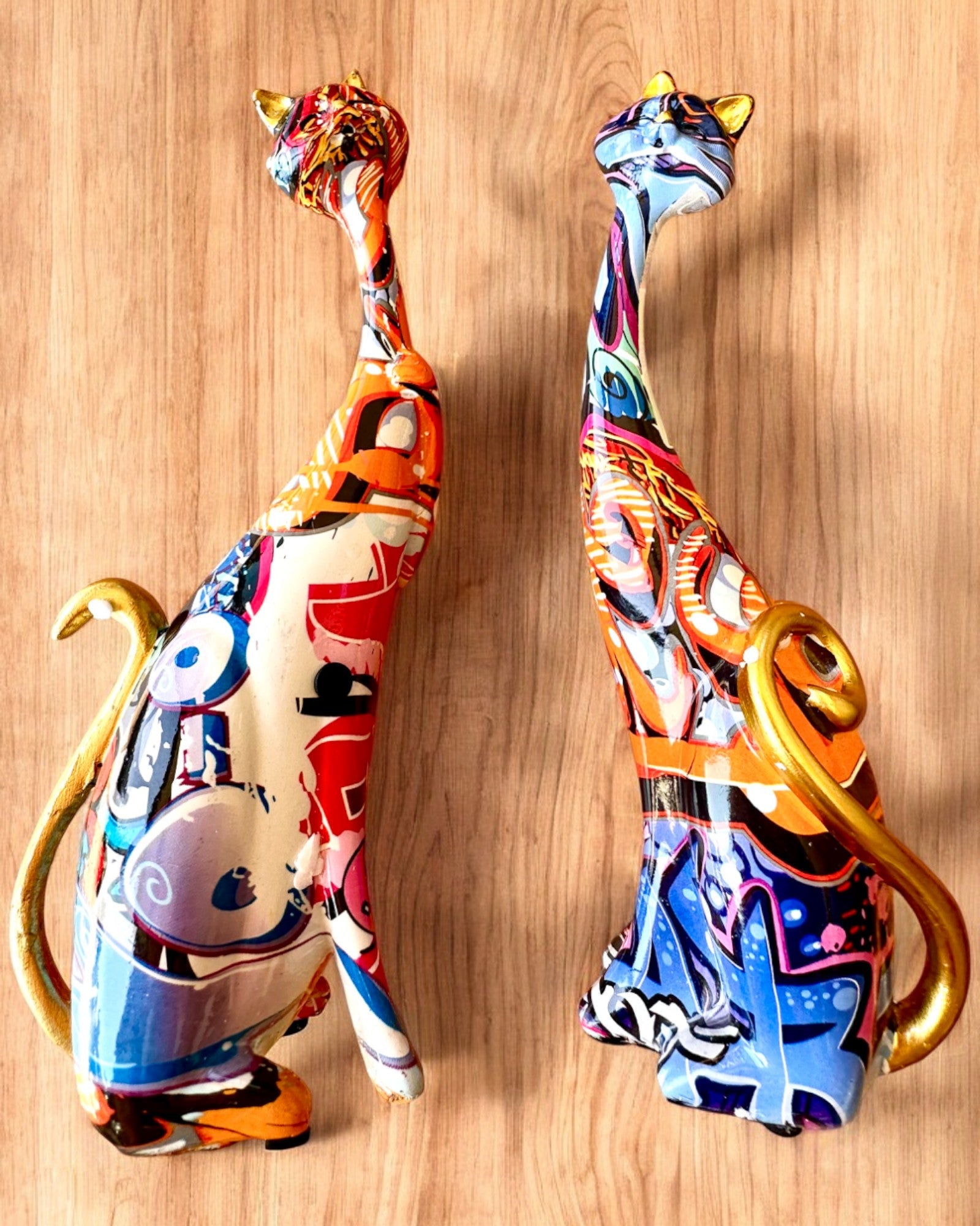 Abstracte Katfiguren "ArtCats", Handgeschilderd, Hars – 25 cm, 2 st.