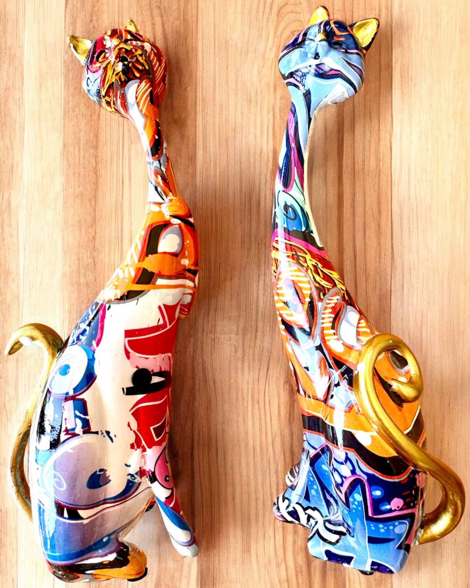 Abstracte Katfiguren "ArtCats", Handgeschilderd, Hars – 25 cm, 2 st.