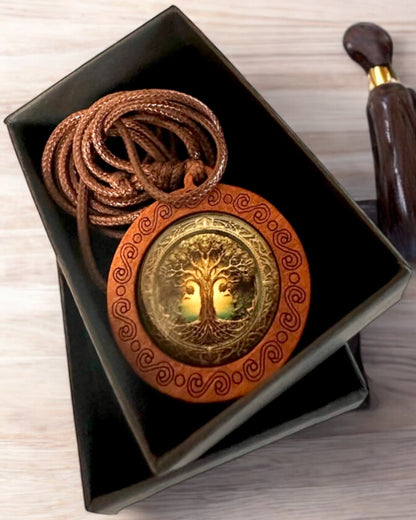 Amulet van het Leven "Voorouderboom" - Handgemaakte Houten en Glazen Ketting, mogelijkheid tot personalisatie met gravure als cadeau