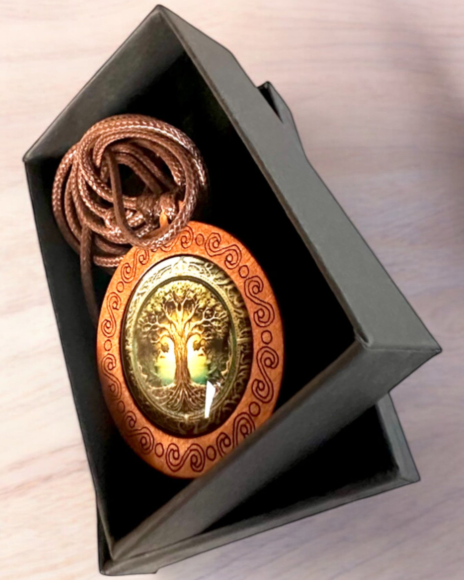 Amulet van het Leven "Voorouderboom" - Handgemaakte Houten en Glazen Ketting, mogelijkheid tot personalisatie met gravure als cadeau