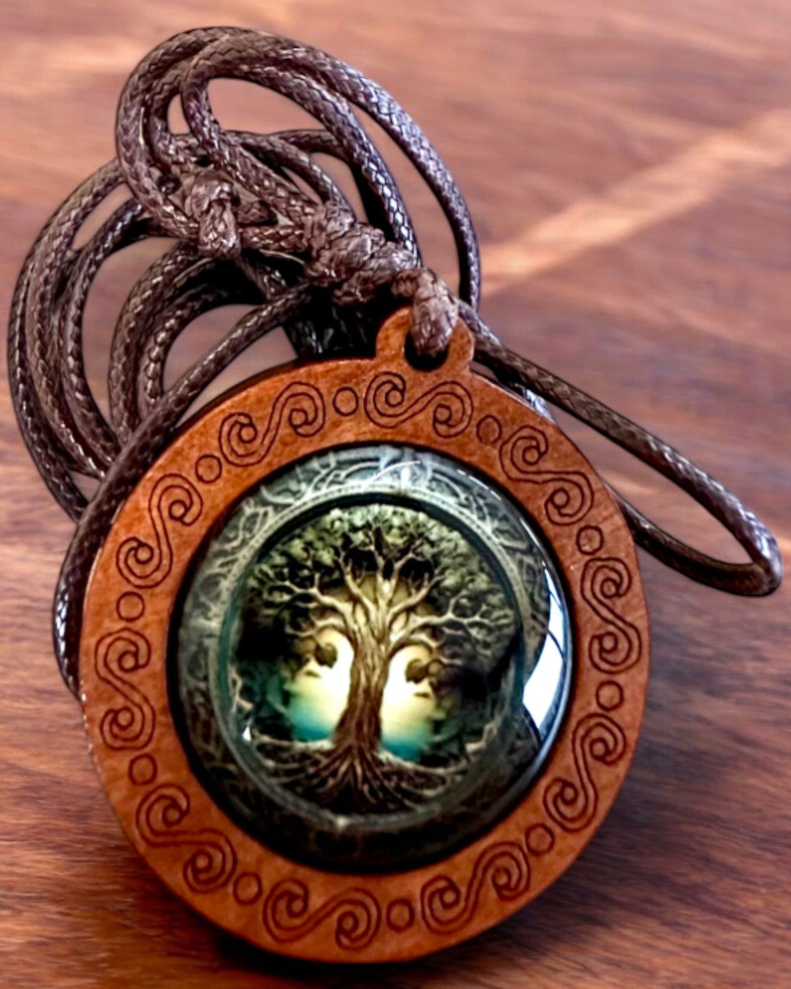 Amulet van het Leven "Voorouderboom" - Handgemaakte Houten en Glazen Ketting, mogelijkheid tot personalisatie met gravure als cadeau