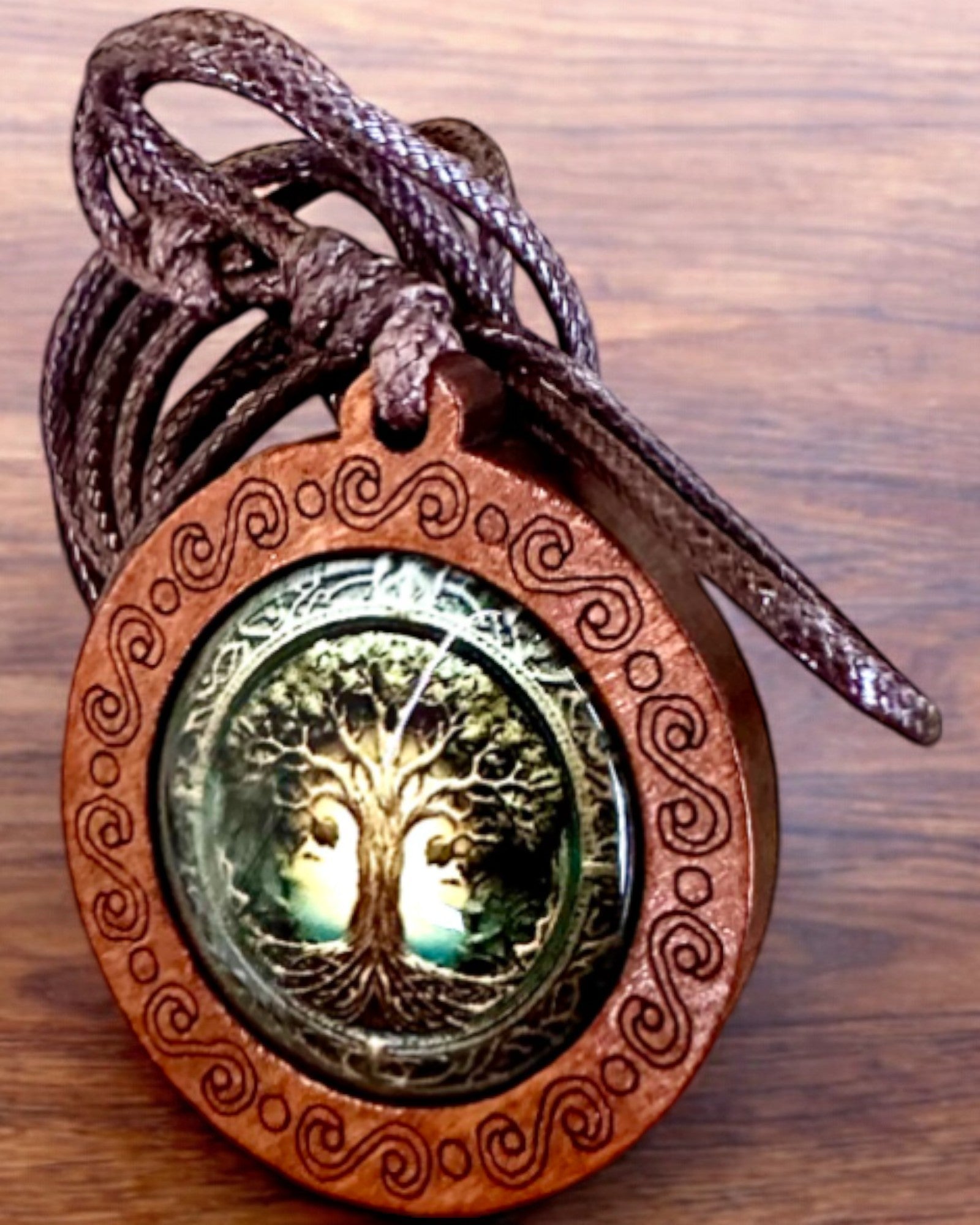 Amulet van het Leven "Voorouderboom" - Handgemaakte Houten en Glazen Ketting, mogelijkheid tot personalisatie met gravure als cadeau