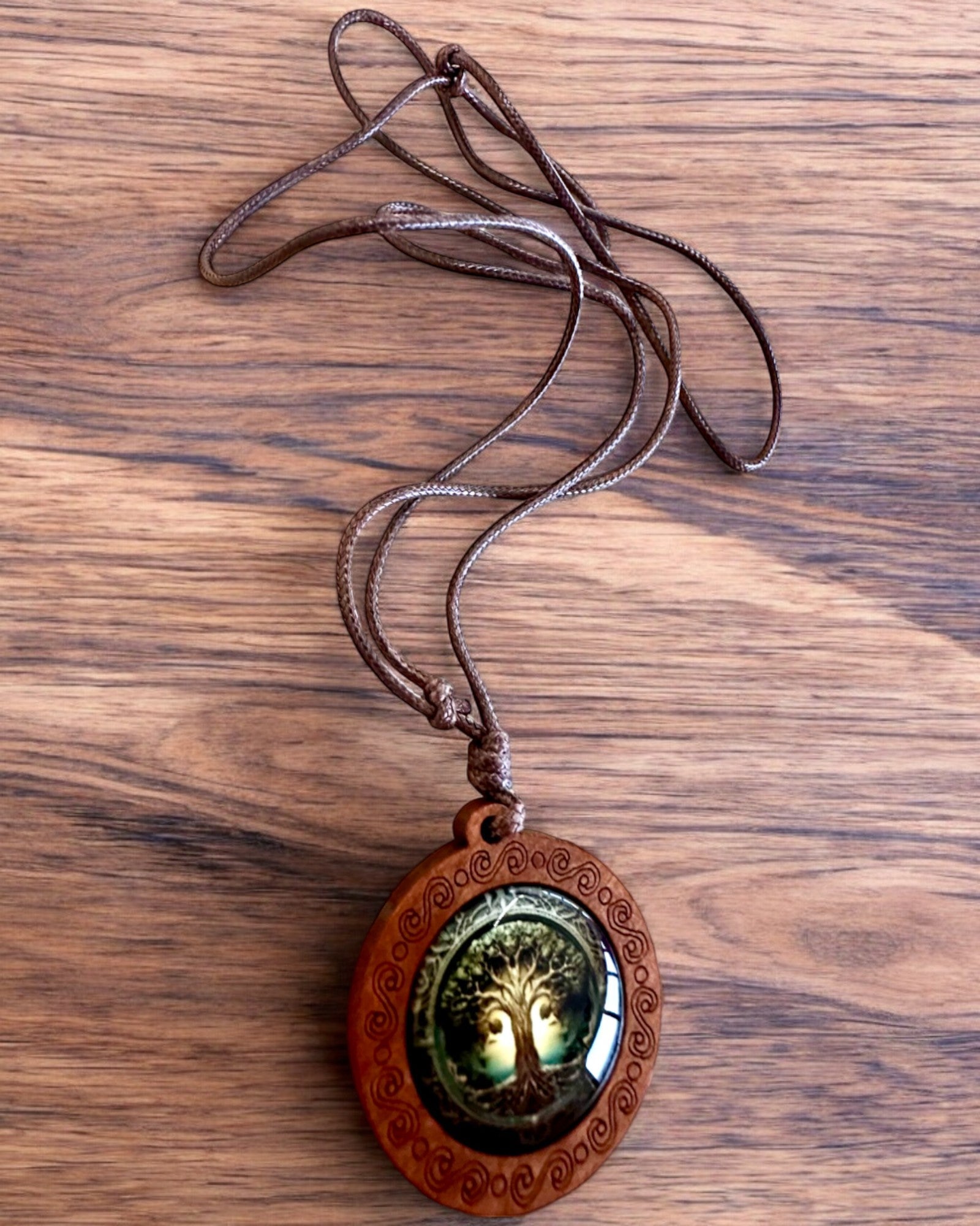 Amulet van het Leven "Voorouderboom" - Handgemaakte Houten en Glazen Ketting, mogelijkheid tot personalisatie met gravure als cadeau