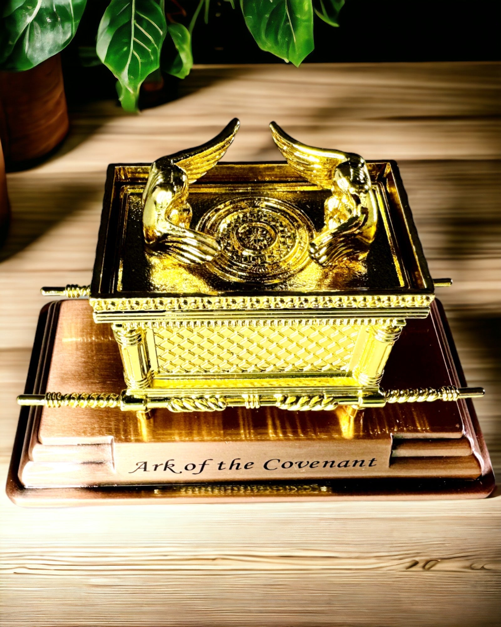 Majestueuze Miniatuur van de Ark van het Verbond in Gouden Omhulsel 11.2 x 5.8 x 7.3cm - Exclusieve ark, Decoratie in Gouden Uitvoering