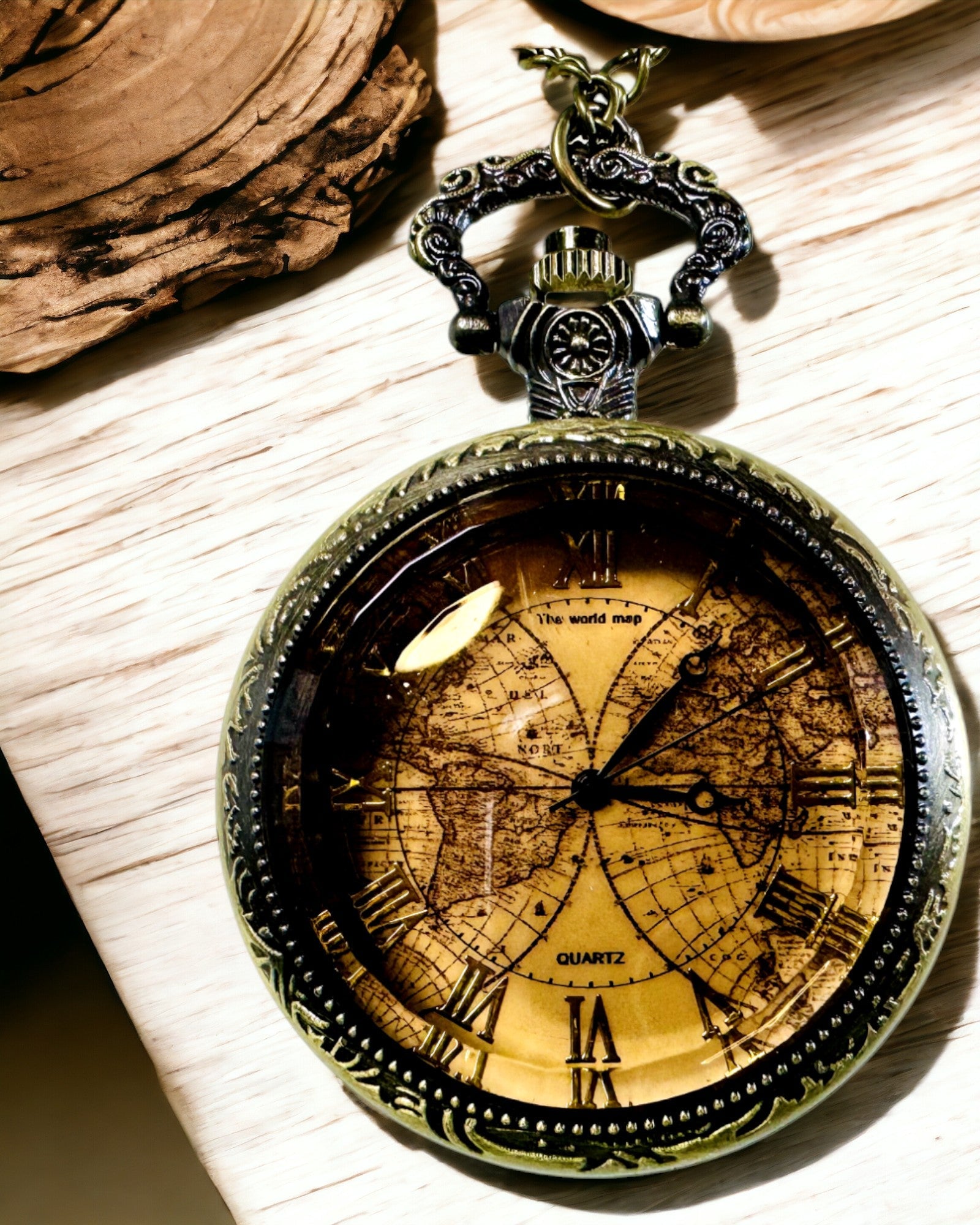 Klassiek Kwarts Pocketwatch met Wereldkaart – Vintage Stijl Hanger met Ketting voor Haar en voor Hem, gegraveerd