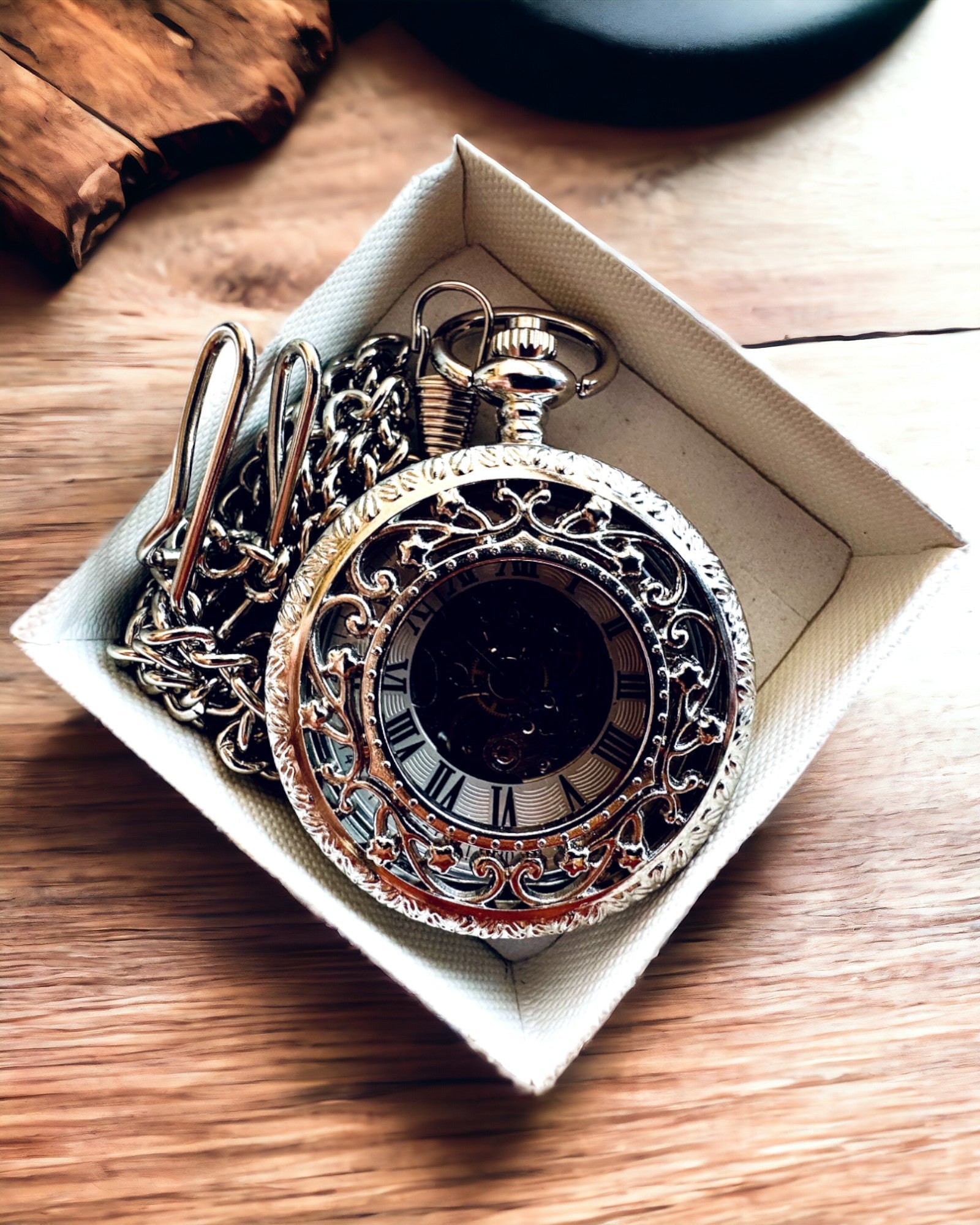 Zilveren pocketwatch "Vintage Elegance" met de mogelijkheid voor personalisatie door middel van gravure.