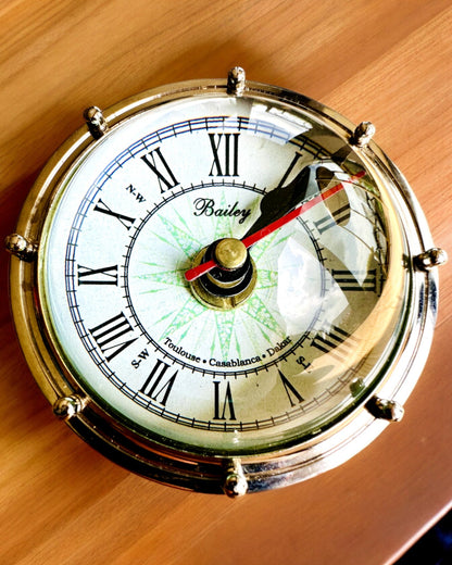 Bailey Compass Clock - Elegante Kompas Klok met Gravure Mogelijkheid