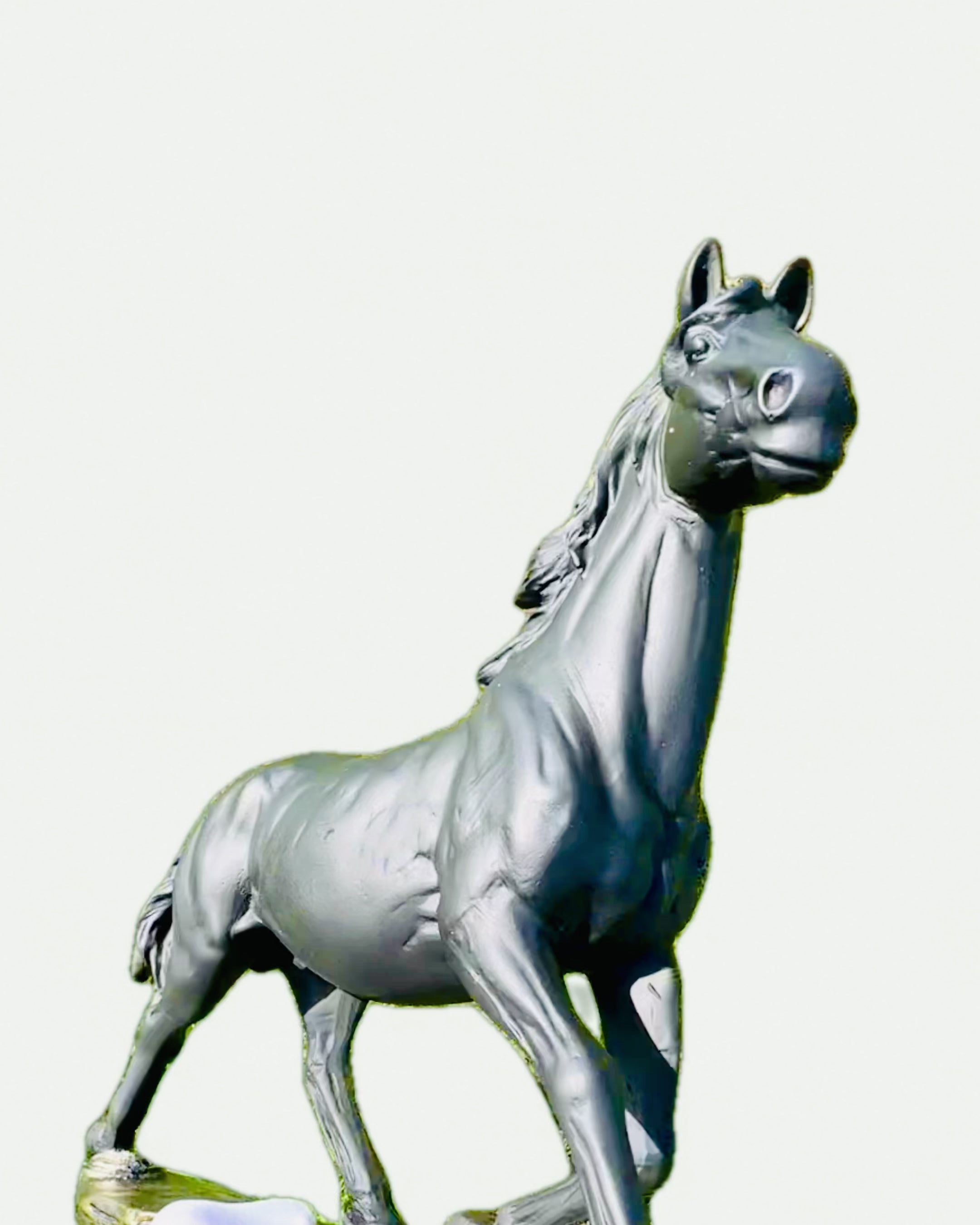 "Zwarte Galop" - Elegante Paardfiguur met Gravure Mogelijkheid