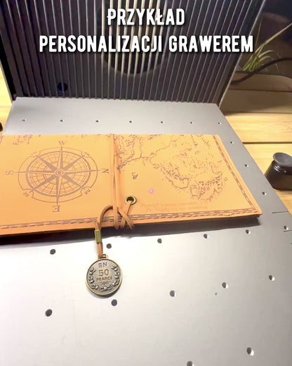 Retro Helderbruin - mat, leren Etui in Reisstijl met Wereldkaart – Praktisch en Ruim. Personalisatie met gravure.