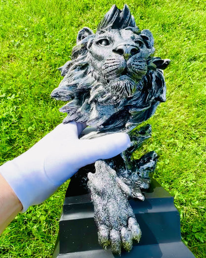 Jungle King Leeuw - Majestueuze Leeuwensculptuur - zilveren kleur, mogelijkheid tot personalisatie als cadeau